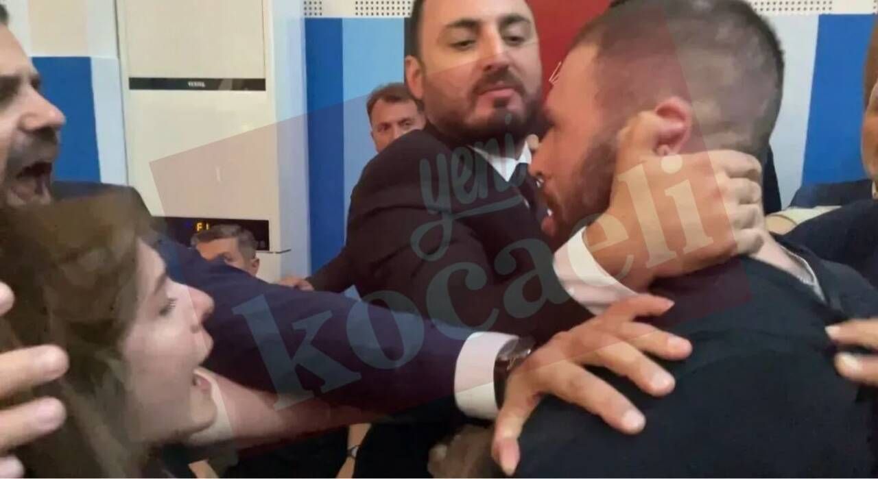 Hain içeriden olunca kapı kilit tutmuyor