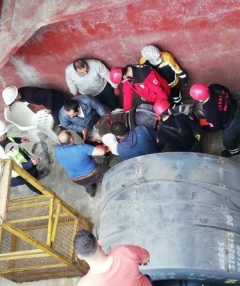 Limanda iş kazası geçiren işçiyi itfaiye erleri çıkardı