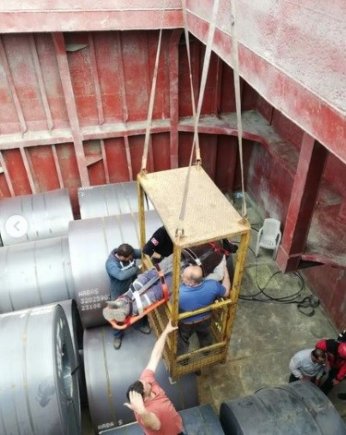 Limanda iş kazası geçiren işçiyi itfaiye erleri çıkardı