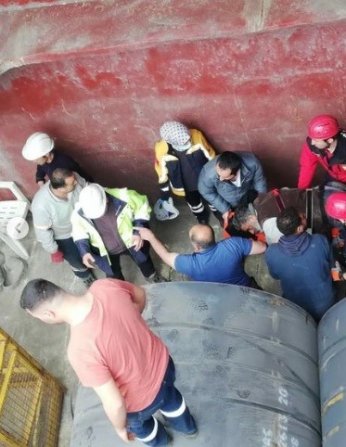 Limanda iş kazası geçiren işçiyi itfaiye erleri çıkardı