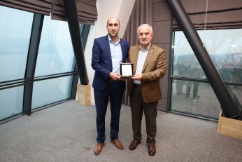 Başkan Aygün’den Meclis Üyelerine Plaket