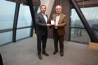 Başkan Aygün’den Meclis Üyelerine Plaket