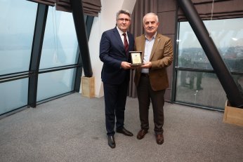 Başkan Aygün’den Meclis Üyelerine Plaket