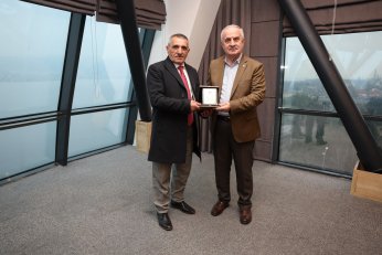 Başkan Aygün’den Meclis Üyelerine Plaket