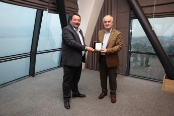 Başkan Aygün’den Meclis Üyelerine Plaket