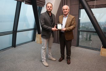 Başkan Aygün’den Meclis Üyelerine Plaket