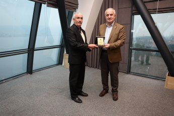 Başkan Aygün’den Meclis Üyelerine Plaket