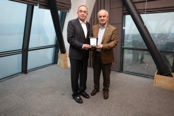 Başkan Aygün’den Meclis Üyelerine Plaket