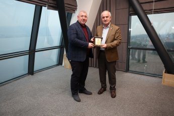 Başkan Aygün’den Meclis Üyelerine Plaket