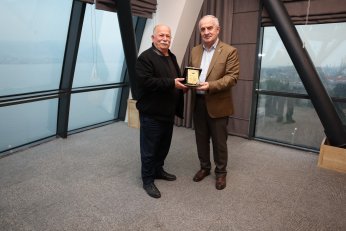 Başkan Aygün’den Meclis Üyelerine Plaket