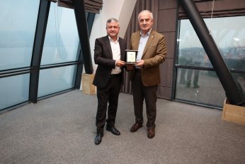 Başkan Aygün’den Meclis Üyelerine Plaket