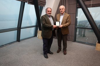 Başkan Aygün’den Meclis Üyelerine Plaket