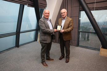 Başkan Aygün’den Meclis Üyelerine Plaket