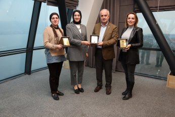 Başkan Aygün’den Meclis Üyelerine Plaket