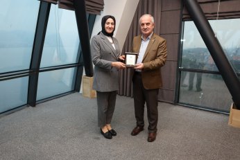 Başkan Aygün’den Meclis Üyelerine Plaket