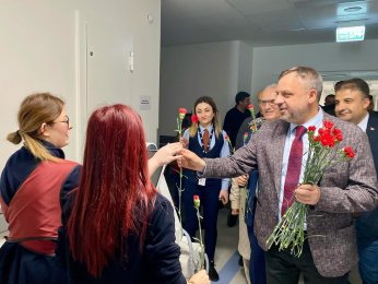 AK Parti Kocaeli’den sağlık çalışanlarına 50 bin adet çiçek