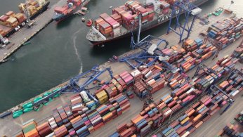  Devasa vinçlerin devrildiği limandaki hasar havadan görüntülendi