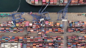  Devasa vinçlerin devrildiği limandaki hasar havadan görüntülendi