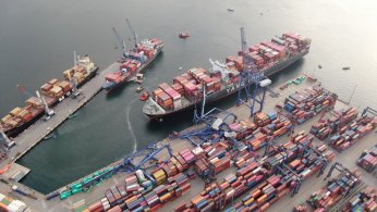  Devasa vinçlerin devrildiği limandaki hasar havadan görüntülendi