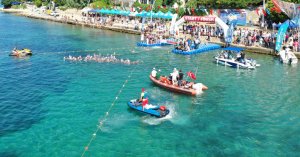 Açık su yüzme yarışının startını başkan Büyükakın verdi