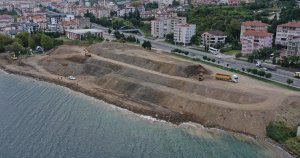 Gölcük Kuruçeşme sahilinde depremden kalan inşaat atıkları kaldırılıyor