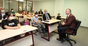 ‘’Gençler bu hayatı onurunuzla ve başınız dik yaşayın’’