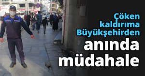 Çöken kaldırıma Büyükşehirden anında müdahale