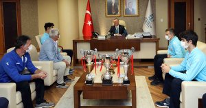 Başkan Büyükakın’ı kupalarıyla ziyaret ettiler