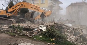Gölcük’teki metruk ve hasarlı 3 binanın yıkımı tamamlandı