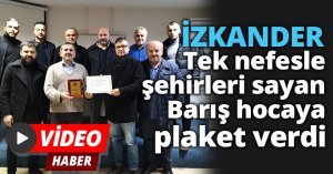 İZKANDER tek nefesle şehirleri sayan Barış hocaya plaket verdi