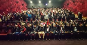 Başkan KURT sahayı bırakmıyor. Şimdi de  gençlerle film izledi.