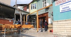 Yenidoğan Camiinin sundurması da yenileniyor