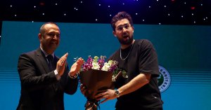 Doğu Demirkol’un stand-up gösterisi ile eğlendi