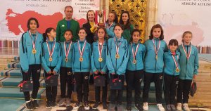 Türkiye 3.sü olan bayan futbol  takımı kupayı Zeybek’e götürdü