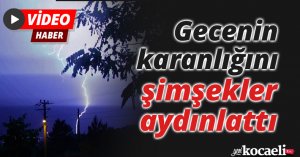 Gecenin karanlığını şimşekler aydınlattı