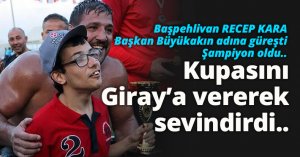 Kara, kupasını engelli Giray'a vererek sevindirdi..