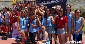 İzmit Belediyesporlu kadın atletler İzmir'den 3 şampiyonlukla dönüyor