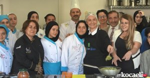 Zeybek, kız öğrencilerle birlikte mutfağa girdi, fasulye kavurması yaptı