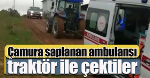 Çamura saplanan ambulansı traktör ile çektiler