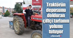 Traktörün deposunu dolduran çiftçi tarlanın yolunu tutuyor