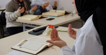 Dualar depremde hayatını kaybedenler için
