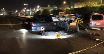 Otomobil, bariyerlere ok gibi saplandı: 1 ölü, 1 yaralı