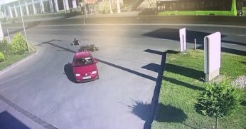 Benzin istasyonu girişinde motosiklet ve otomobil çarpıştı: Kaza anı kamerada