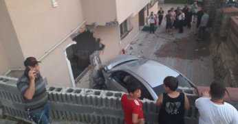Otomobil bahçeye uçtu, 2 kişi yaralandı: Mahalleli doğalgaz patlaması sanıp sokağa döküldü