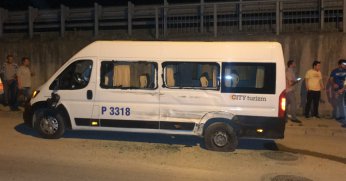 İki servis minibüsü çarpıştı: 1 yaralı