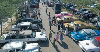 Kente neşe saçan en renkli konvoy