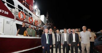 Kocaeli’de balıkçılar havai fişek eşliğinde denize açıldı