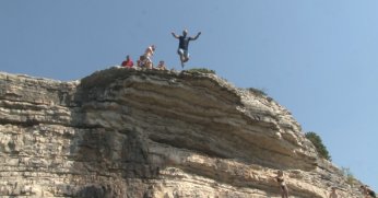 Kayalıklardan ölümüne atlayış