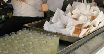 İZMİT BELEDİYESİ HİJYENİK OLMAYAN BİR ŞEKİLDE OKUL ÖNLERİNDE ÖĞRENCİYE ÜRÜN VERİYOR!