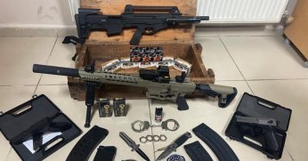 Araçta 'sadece kurusıkı ve tüfek' var dedi, cephanelik çıktı